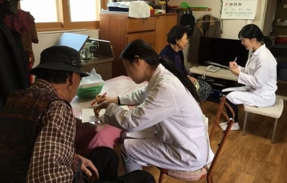 지난 11월 17일 동구보건소 관계자가 주촌 경로당 인근의 어르신 가정을 찾아 치매검진 서비스를 진행하고 있다.