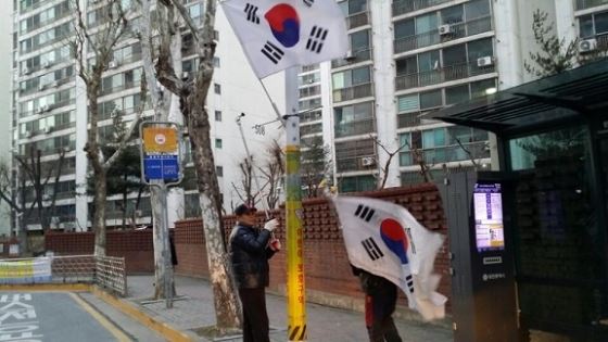 판암 2동 주민들이 3.1절을 맞아 도로가에 태극기를 달고 있다.